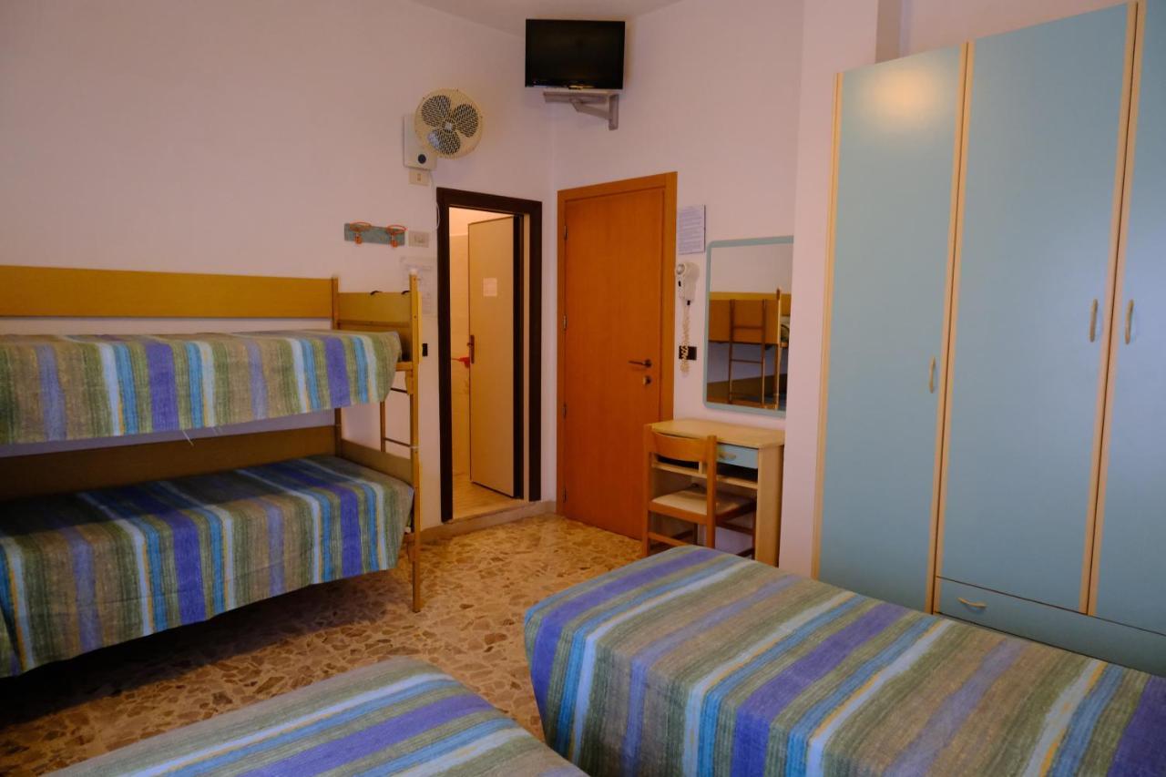 Hotel Chiara リミニ エクステリア 写真