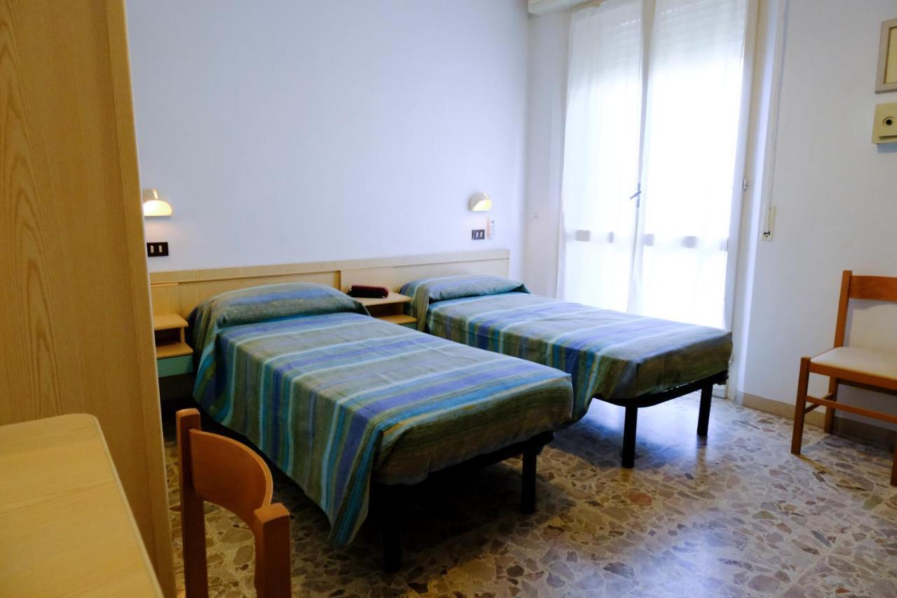 Hotel Chiara リミニ エクステリア 写真