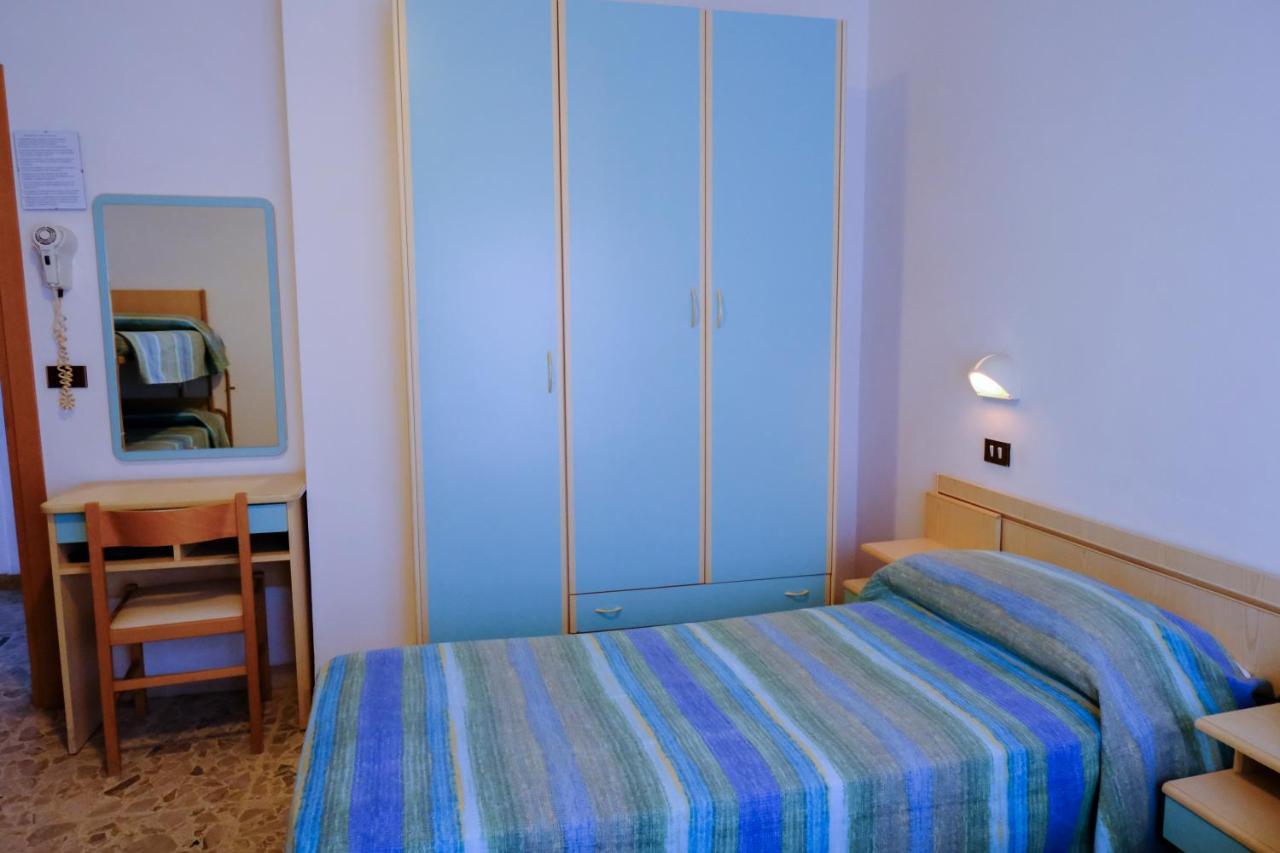 Hotel Chiara リミニ エクステリア 写真